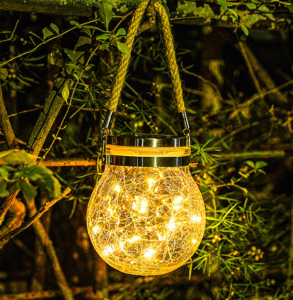 善用太阳能灯具，营造阳台温馨舒适的氛围。