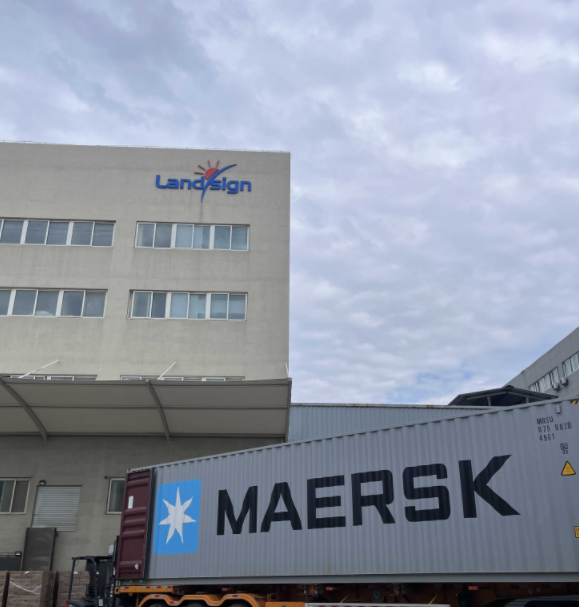 清晨集装箱装运在 Landsign 开始