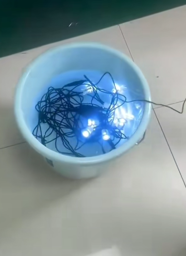 甲板灯泡浸入水中进行防水测试